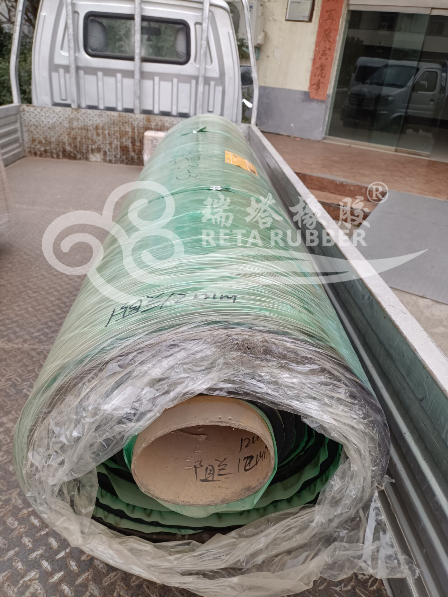 客戶(hù)定購(gòu)滾筒包膠膠板及膠水等材料發(fā)貨